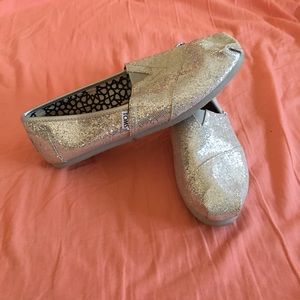 New never worn Toms silver shoes. Sz 9.5